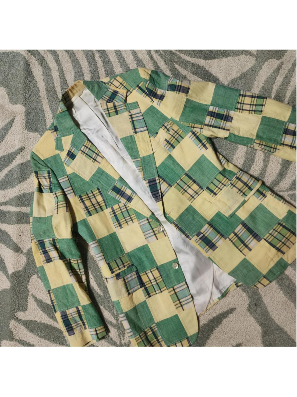Green and beige plaid blazer with checkered pattern #plaid #blazer
